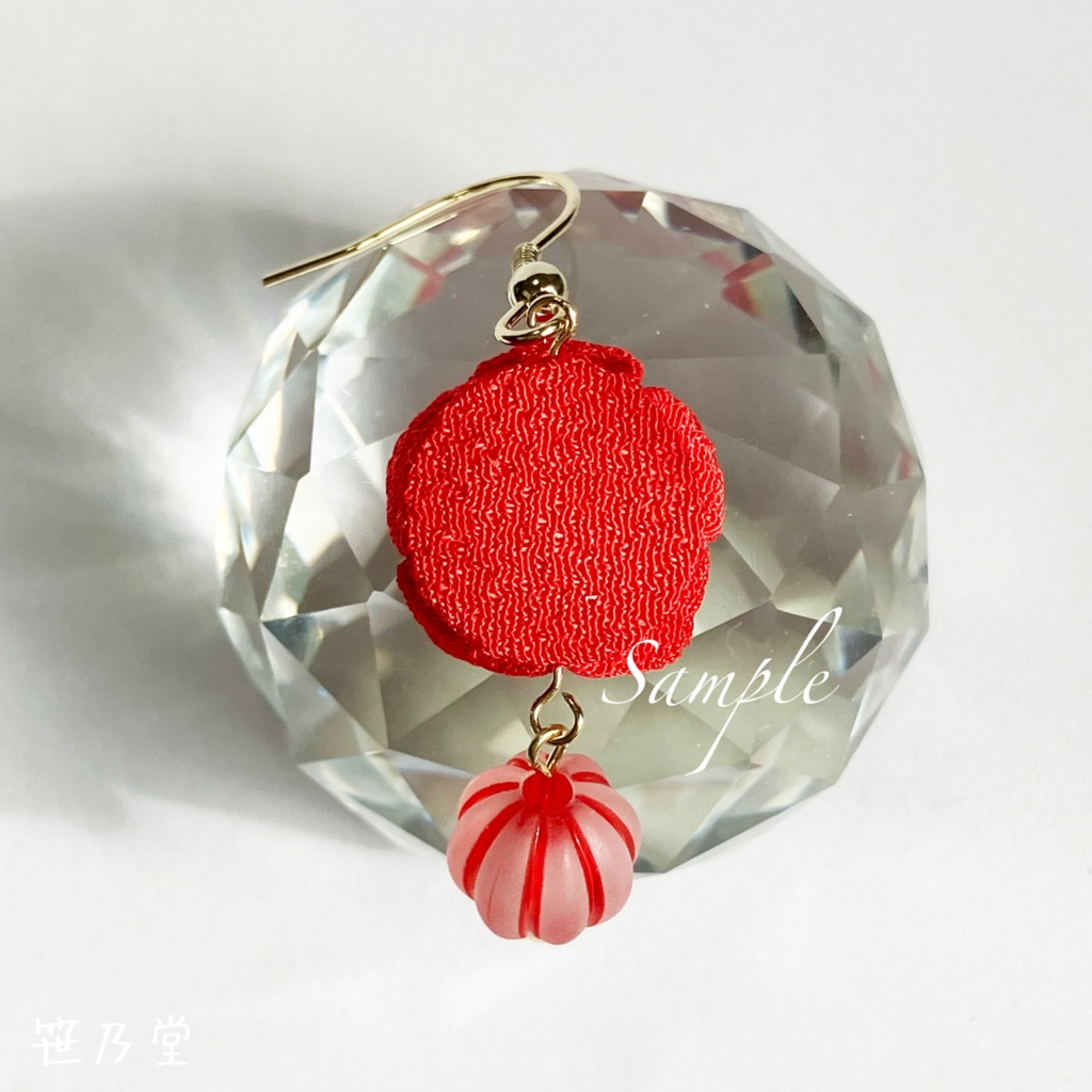 つまみ細工 和小物 紅白梅の耳飾り(イヤリング/ピアス)