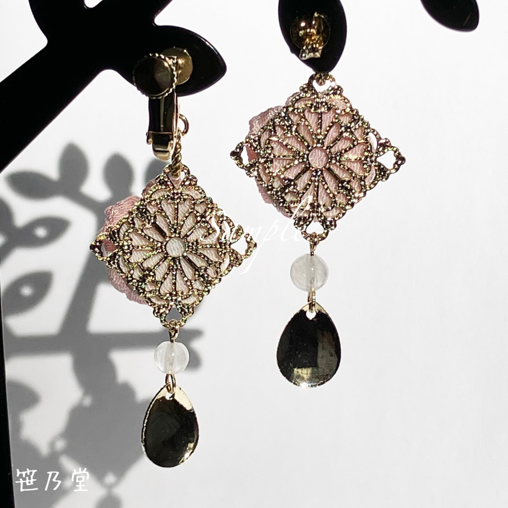 つまみ細工 和小物 霞桜の耳飾り(ピアス/イヤリング)