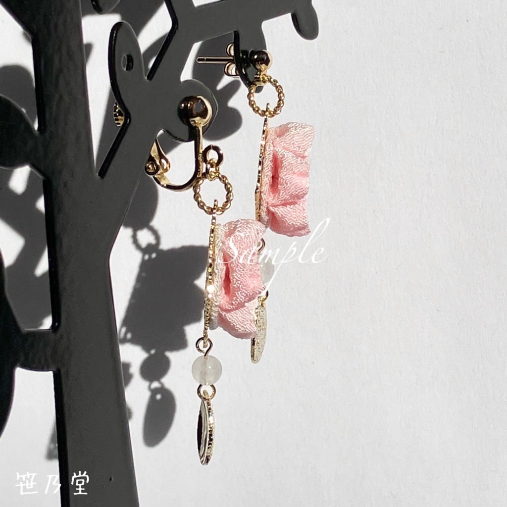 つまみ細工 和小物 霞桜の耳飾り(ピアス/イヤリング)