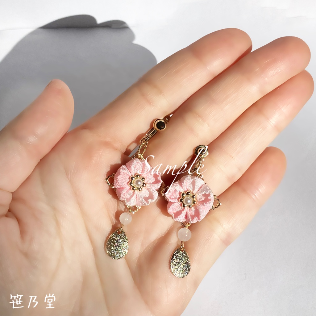 つまみ細工 和小物 霞桜の耳飾り(ピアス/イヤリング)