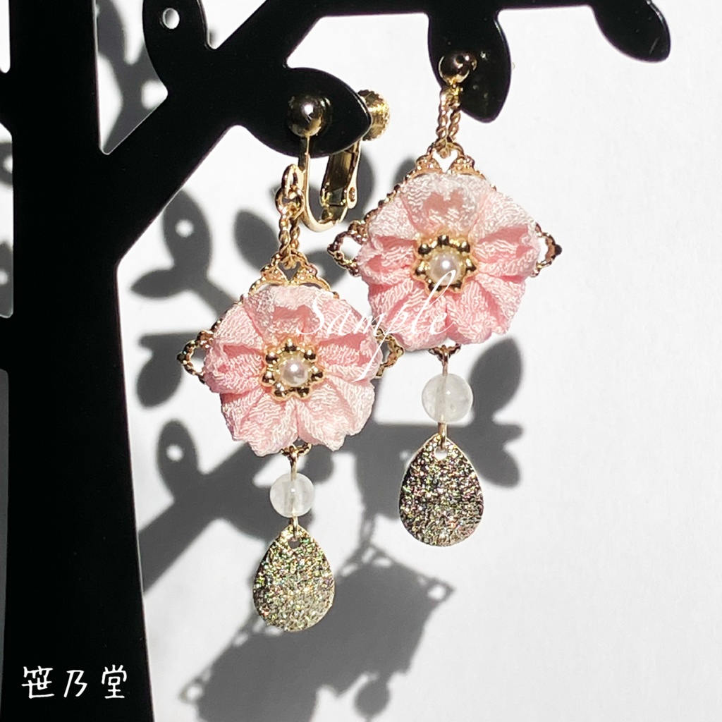つまみ細工 和小物 霞桜の耳飾り(ピアス/イヤリング)