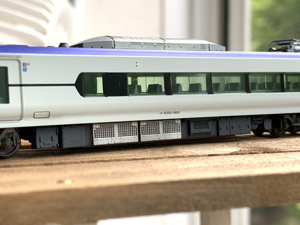 甲斐路の新型特急・付属編成用モーターカバー(塗装済品)