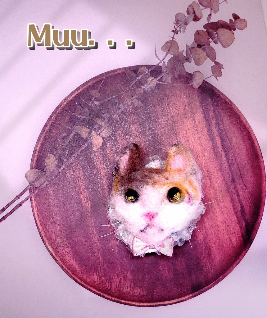 ふんわり三毛猫の羊毛フェルトブローチ