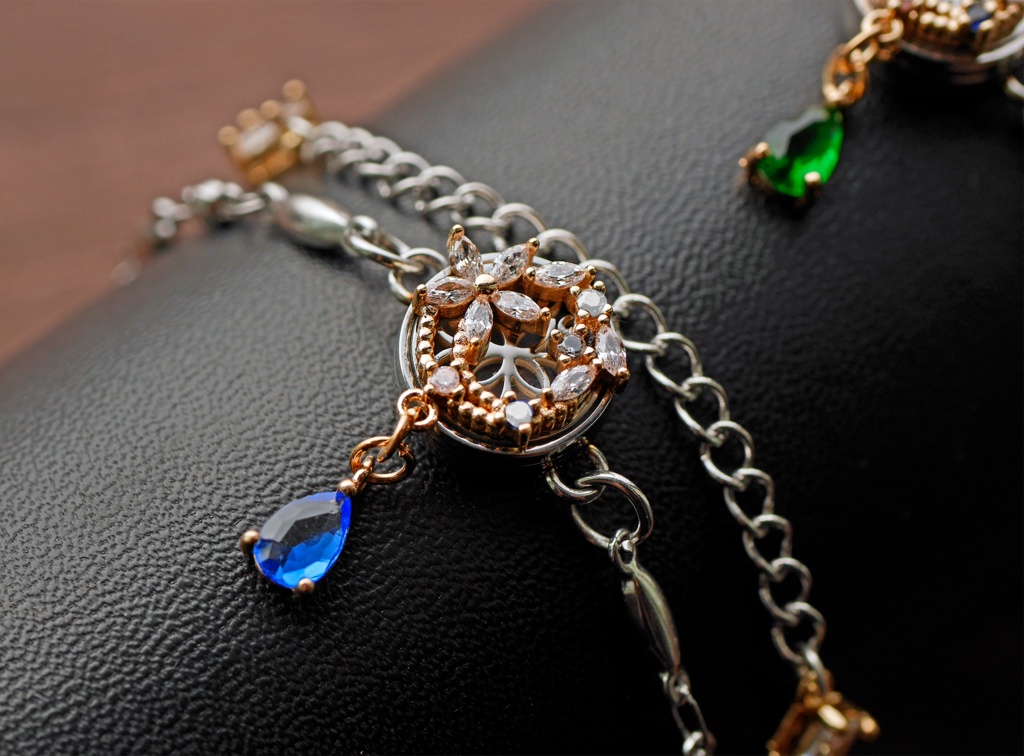 アロマ・ブレスレット「REVS - 聖女の腕飾り -」