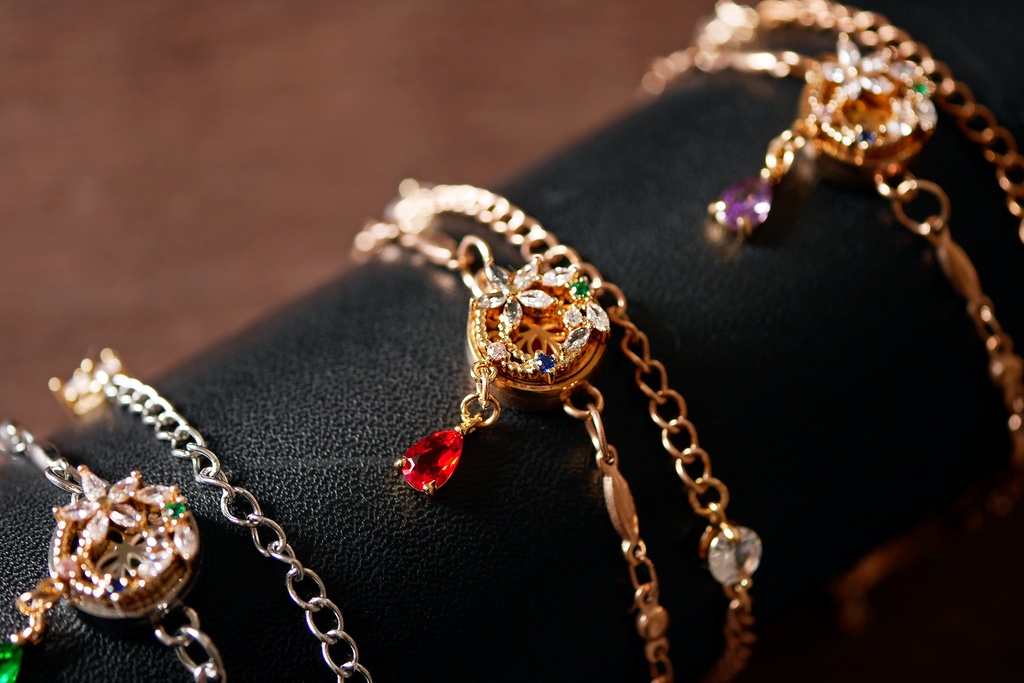 アロマ・ブレスレット「REVS - 聖女の腕飾り -」