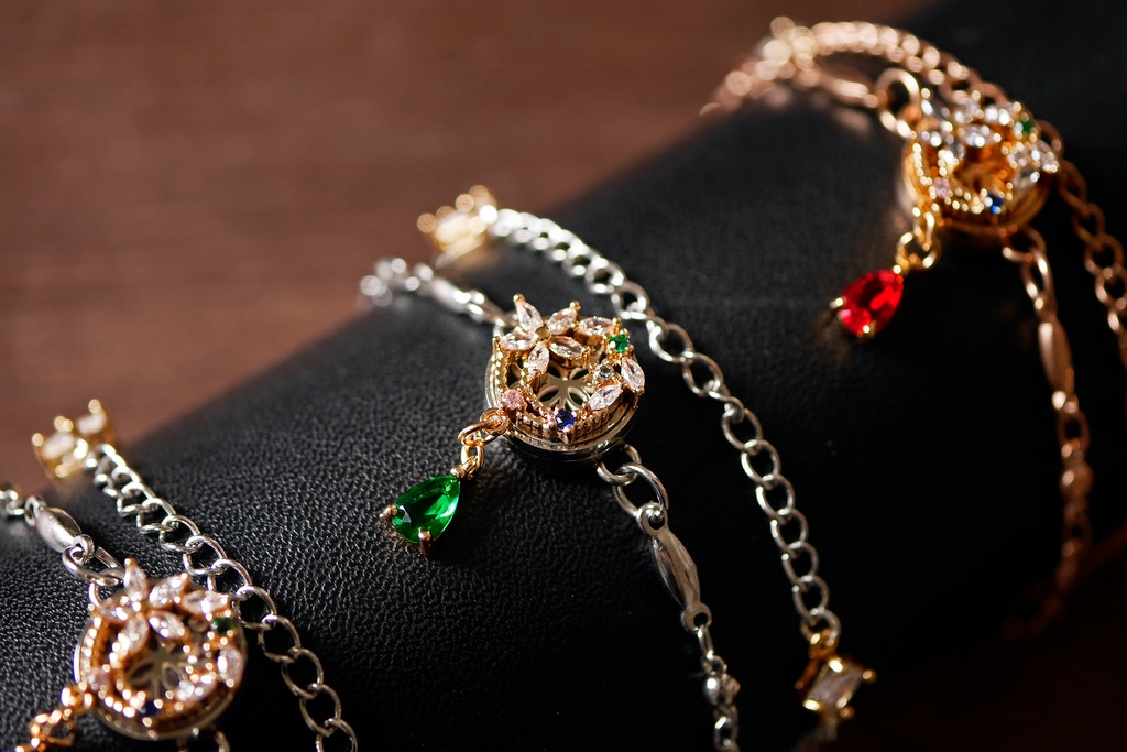 アロマ・ブレスレット「REVS - 聖女の腕飾り -」