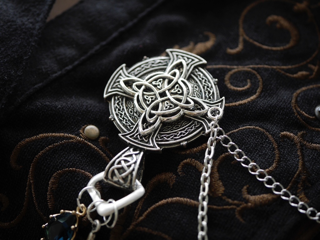 ブローチ「Thesalie - テサリア」