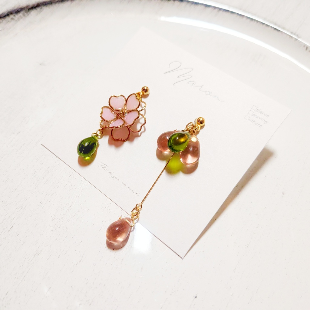 【創作】雫さくらのアシンメトリーピアス／イヤリング｜春色ピンク×若葉グリーン