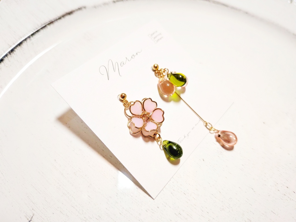 【創作】雫さくらのアシンメトリーピアス/イヤリング|春色ピンク×若葉グリーン