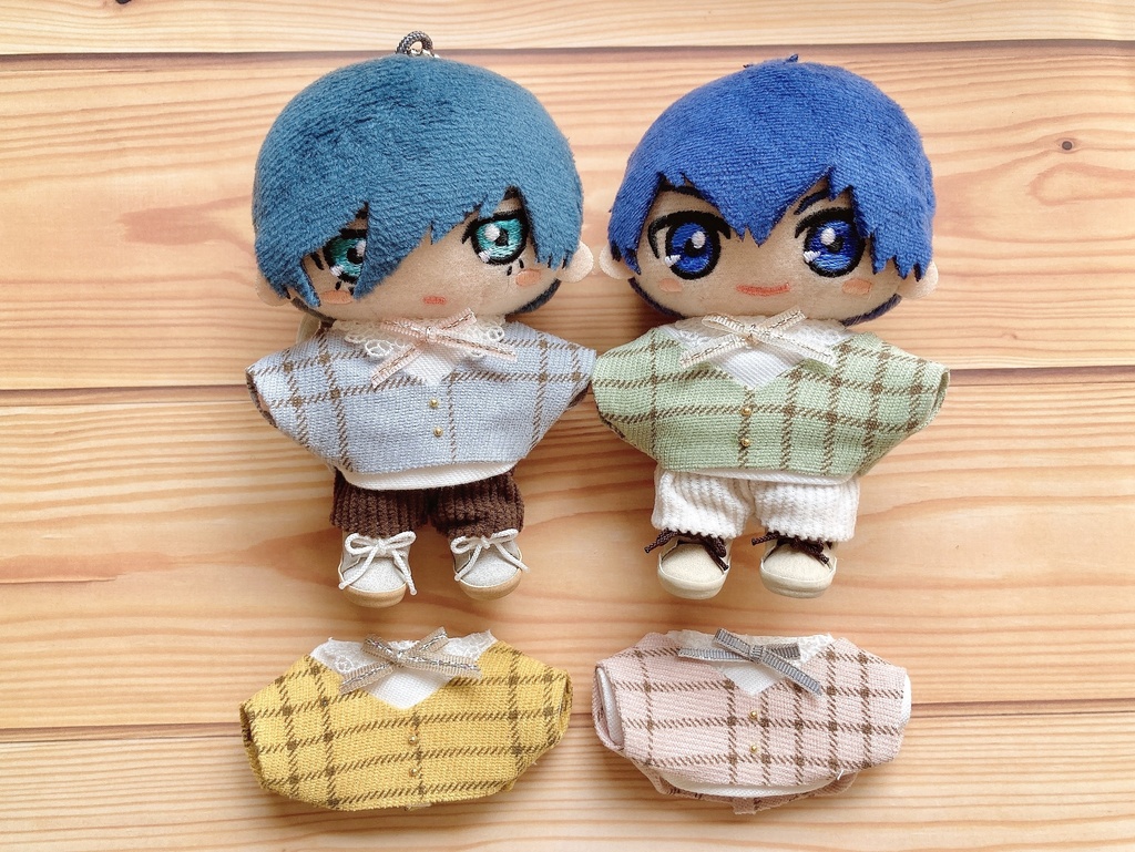 リボン付きシャツとチェック柄のベスト