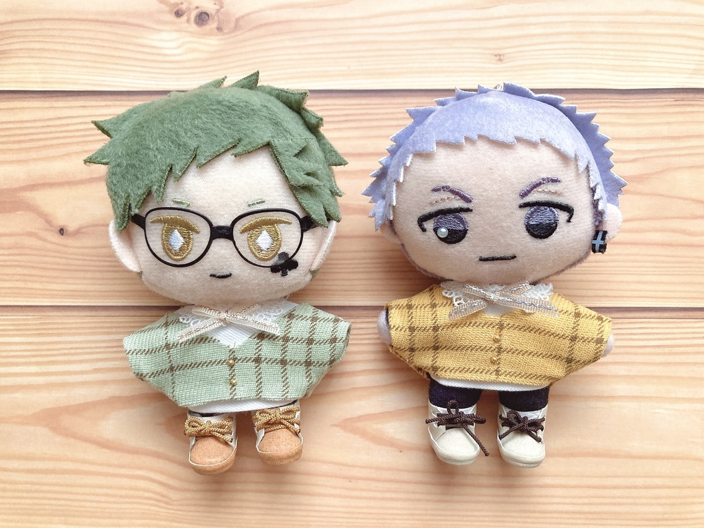 リボン付きシャツとチェック柄のベスト