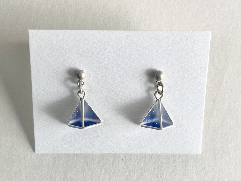 三角錐の耳飾り(白ワイヤー×青)