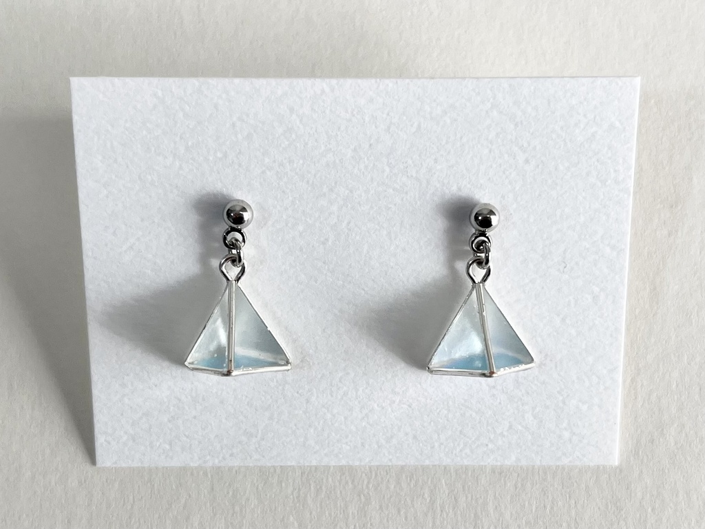 三角錐の耳飾り(シルバーワイヤー×薄青)