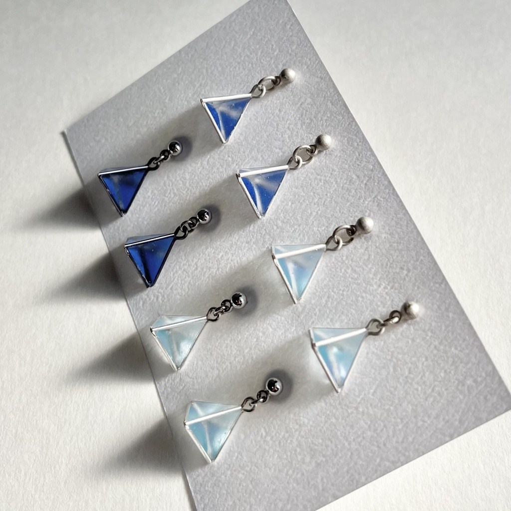 三角錐の耳飾り(黒ワイヤー×青)
