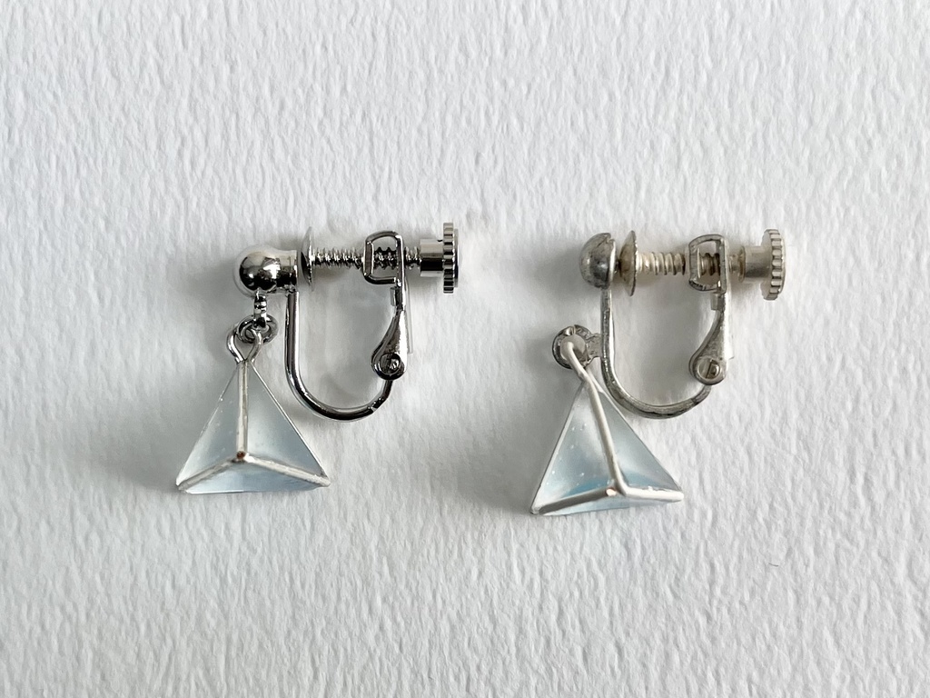 三角錐の耳飾り(黒ワイヤー×青)