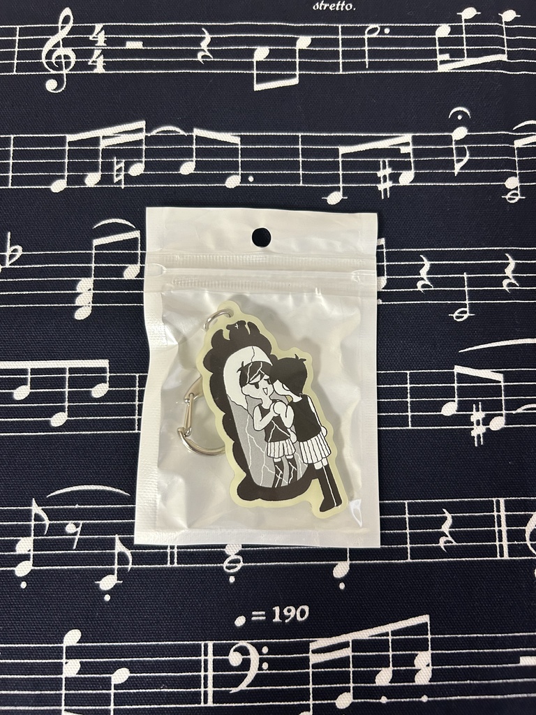 鏡の前の蓄光アクキー