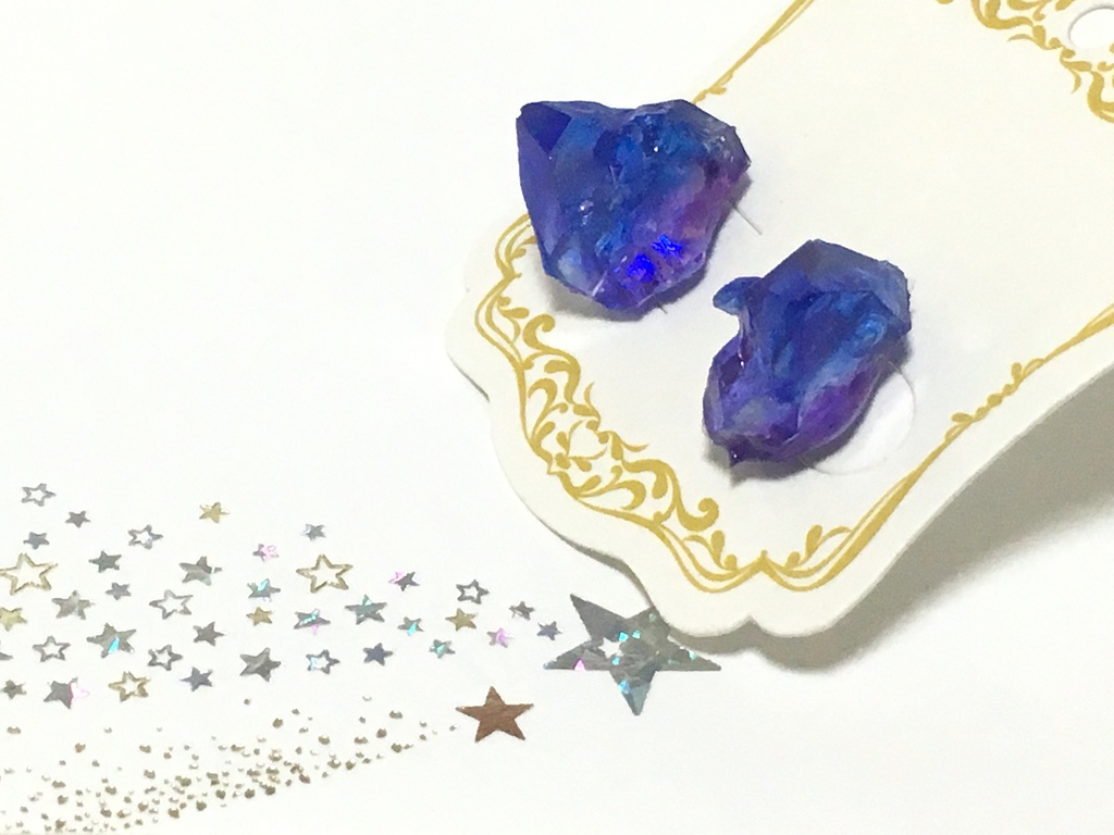 宵闇鉱石の欠片ピアス