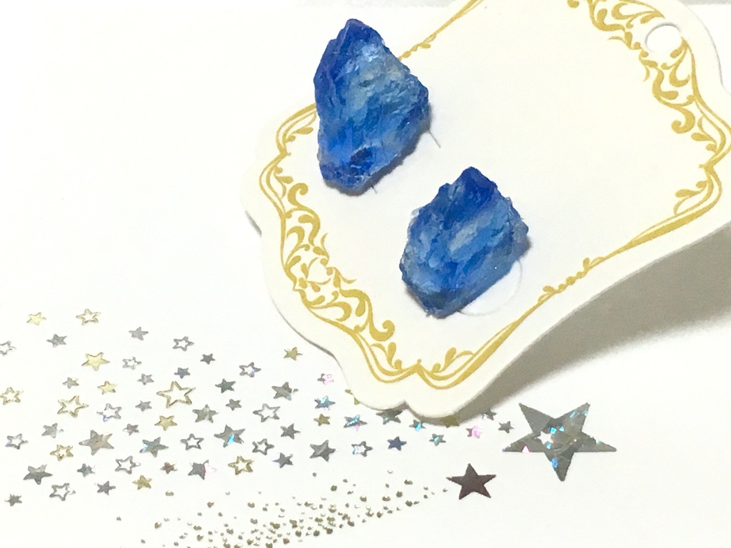 空色鉱石の欠片ピアス