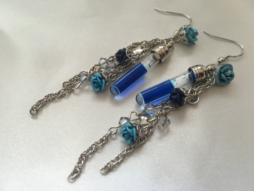 薔薇と試験管のピアス