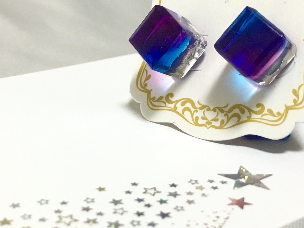 バイカラーキューブのピアス