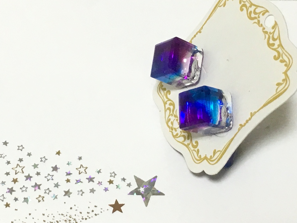 バイカラーキューブのピアス