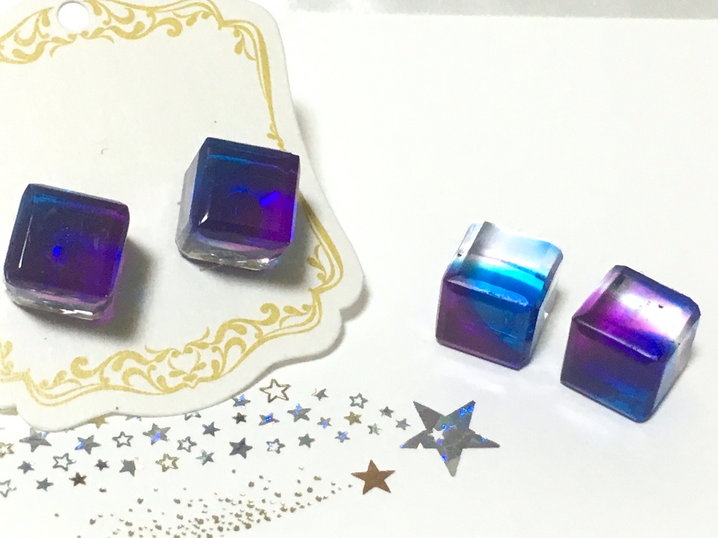 バイカラーキューブのピアス