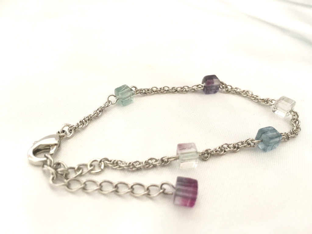 小さなフローライトのブレスレット
