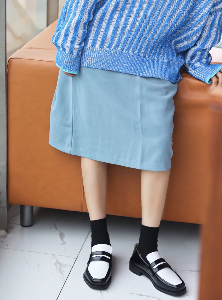 レトロなファッションの女性の小さな革の靴