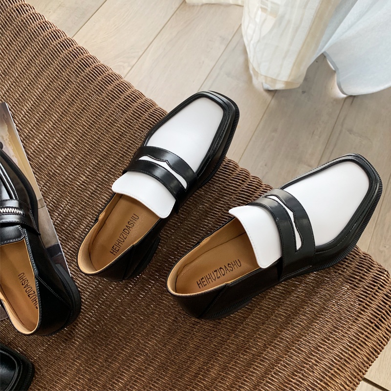 レトロなファッションの女性の小さな革の靴