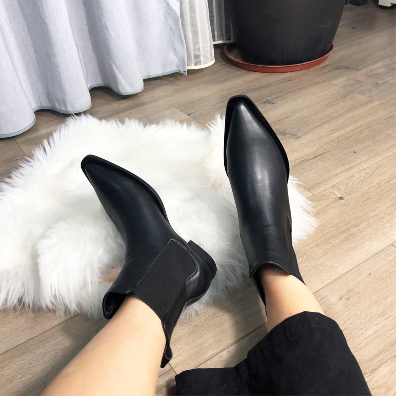 先のとがったフラットアンクルブーツ