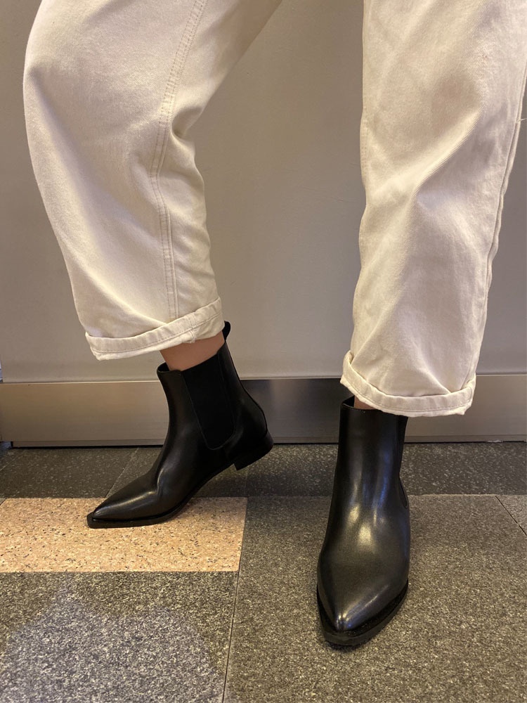 先のとがったフラットアンクルブーツ