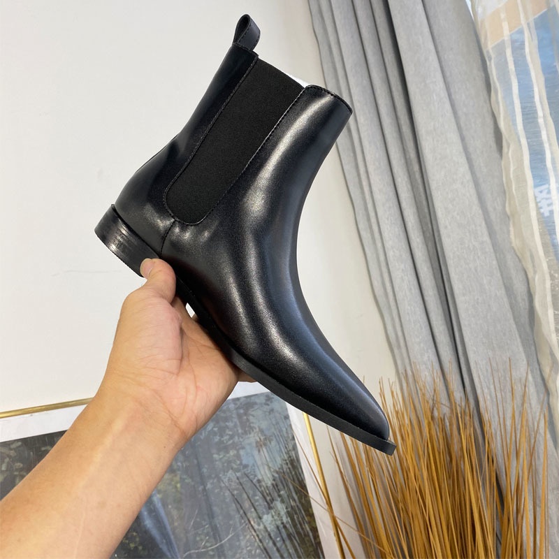 先のとがったフラットアンクルブーツ