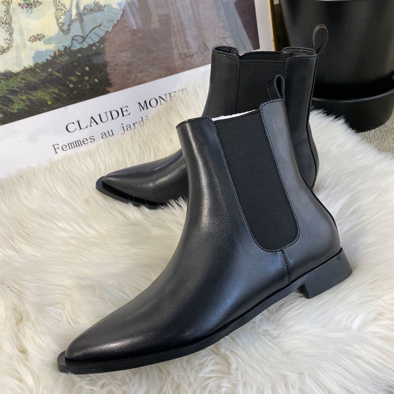 先のとがったフラットアンクルブーツ