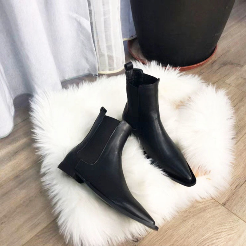 先のとがったフラットアンクルブーツ