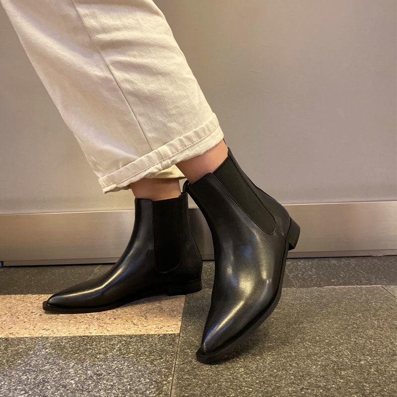 先のとがったフラットアンクルブーツ