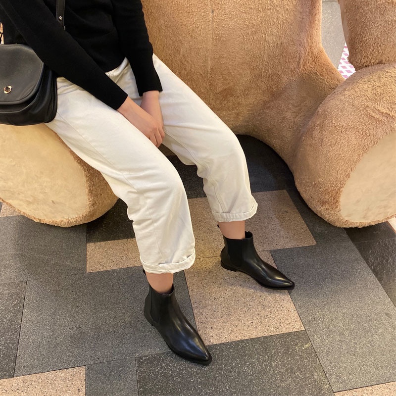 先のとがったフラットアンクルブーツ