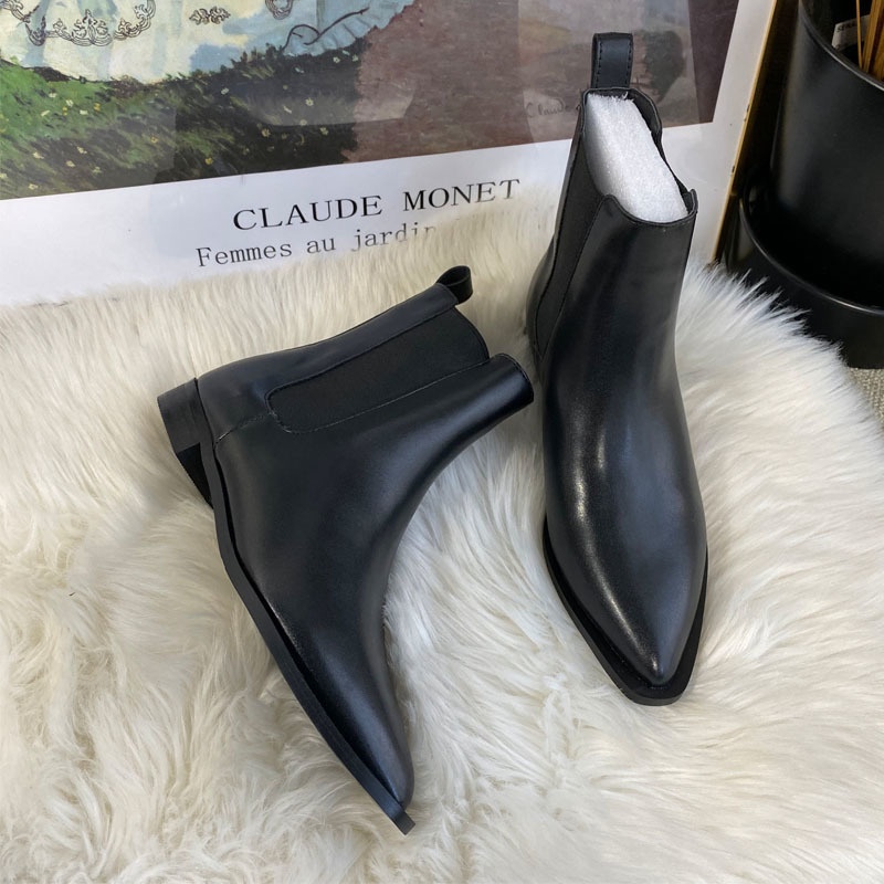 先のとがったフラットアンクルブーツ