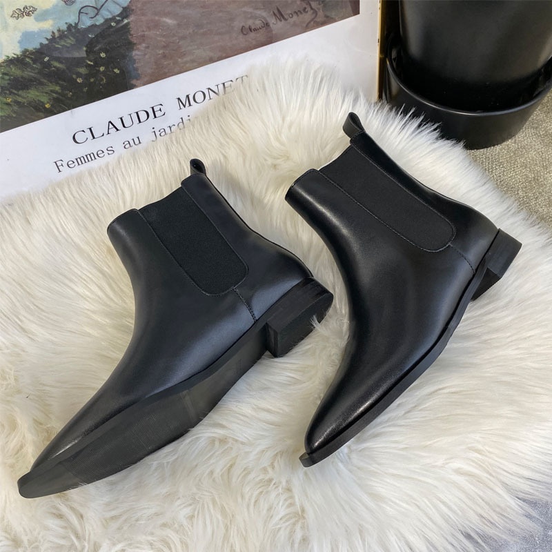 先のとがったフラットアンクルブーツ