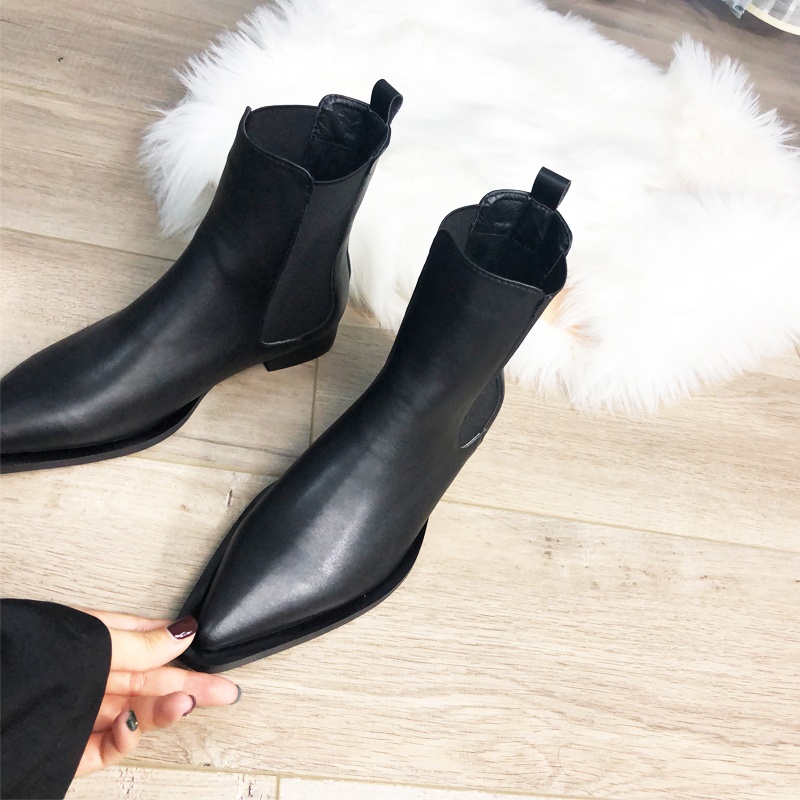 先のとがったフラットアンクルブーツ