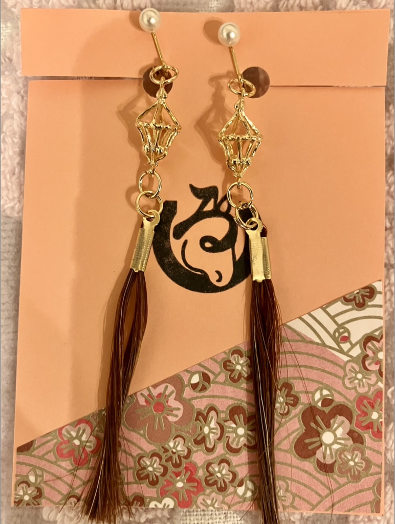 ランタンとルミぽんの鬣イヤリング