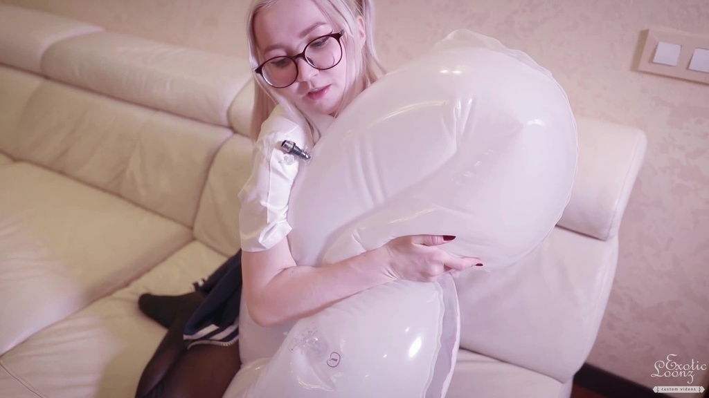 浮き輪に多めに空気を入れて遊ぶ Play with more air in floats