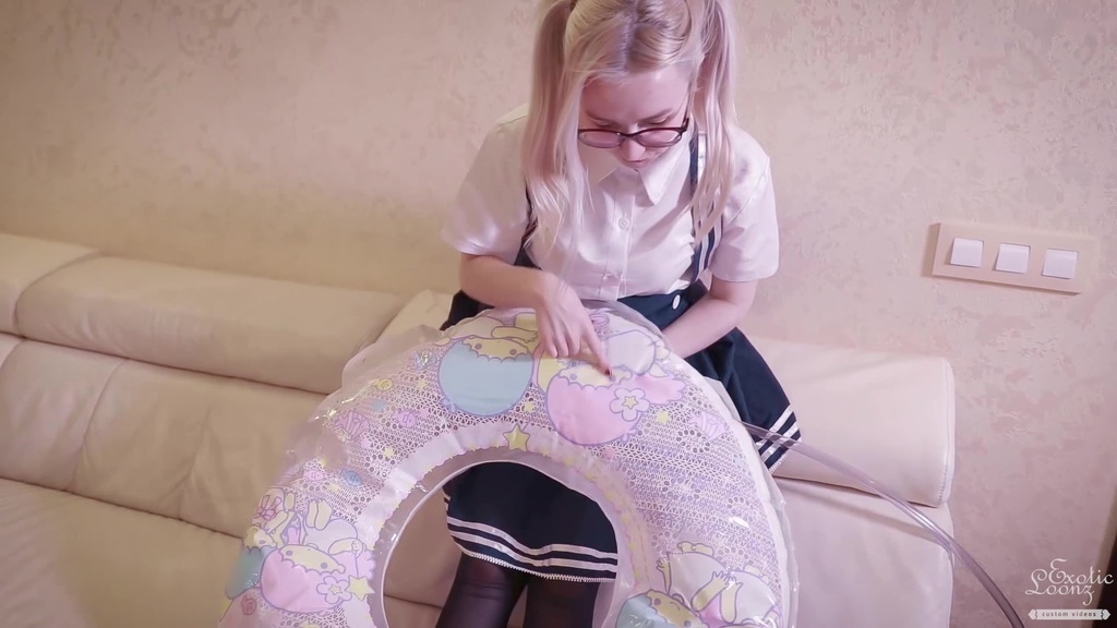 浮き輪に多めに空気を入れて遊ぶ Play with more air in floats