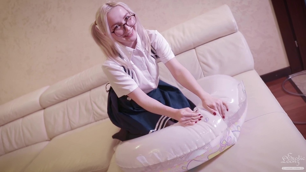 浮き輪に多めに空気を入れて遊ぶ Play with more air in floats