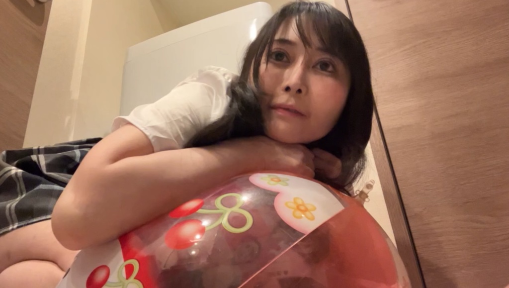 ななせちゃんが口でビーチボールを膨らまして、その後空気抜き