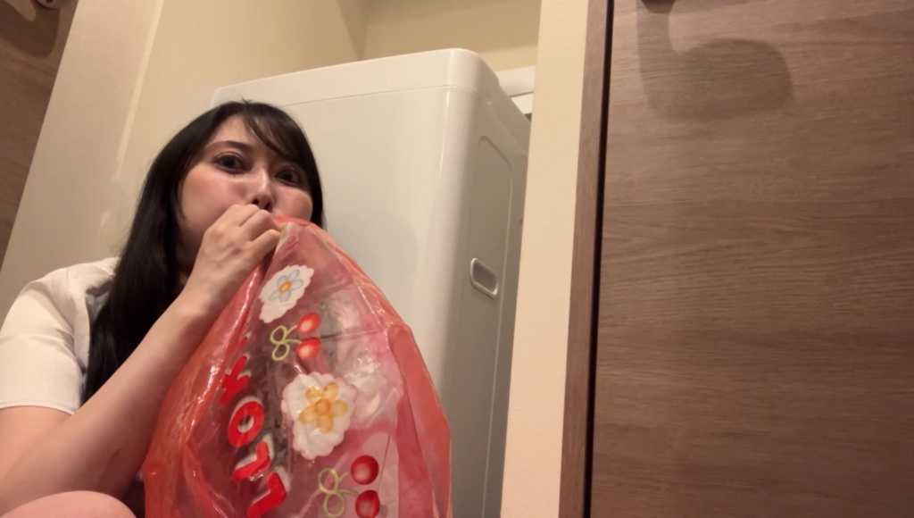 ななせちゃんが口でビーチボールを膨らまして、その後空気抜き