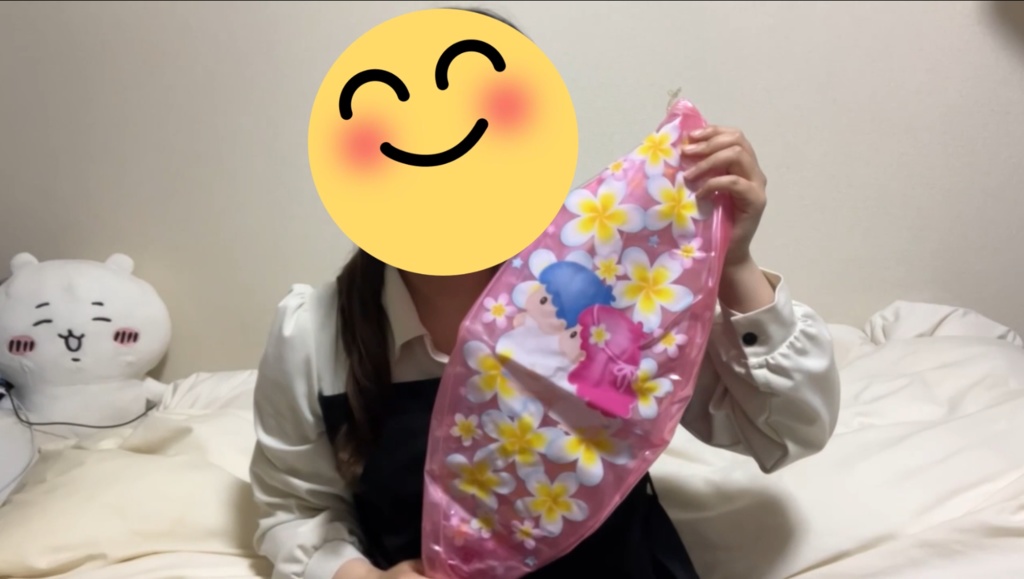 みみちゃんがビーチボールを口で膨らまし、その後空気抜き2