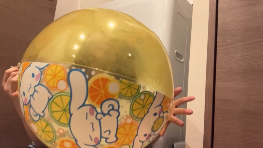 ななせちゃんが口でビーチボールを膨らまして、その後空気抜き2