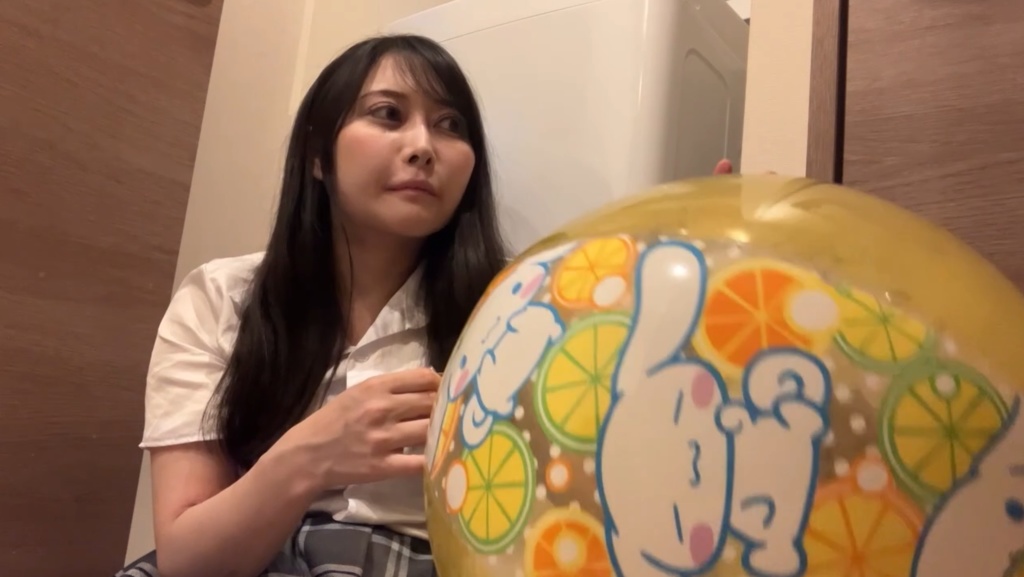 ななせちゃんが口でビーチボールを膨らまして、その後空気抜き2