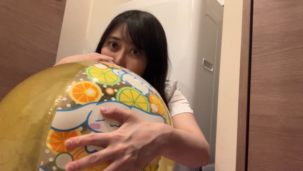 ななせちゃんが口でビーチボールを膨らまして、その後空気抜き2