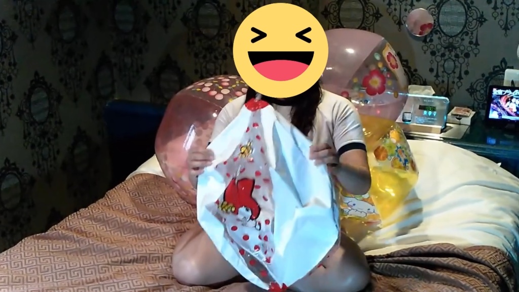 みみちゃんがビーチボールを口で膨らまし、その後空気抜き3.1